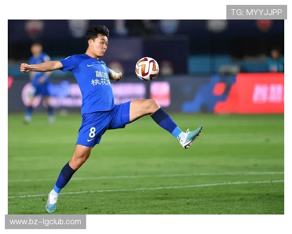 王多多深度解析绿茵战术格局畅谈足球智慧与激情交织的赛场魅力