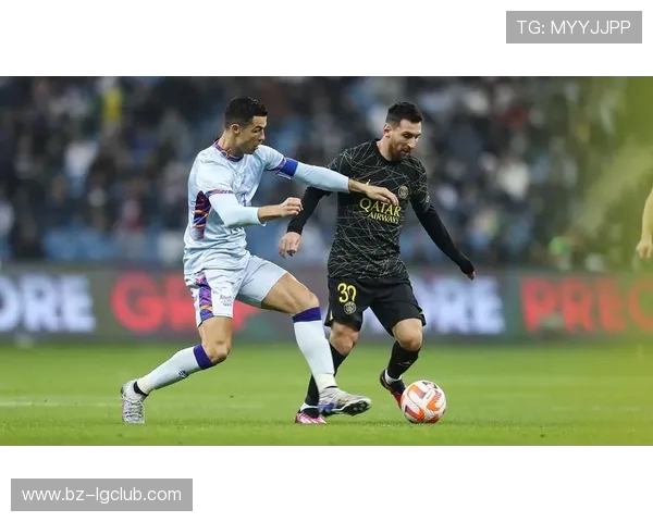 梅西与C罗传奇对决足球艺术作品展现球场之美与竞技精神